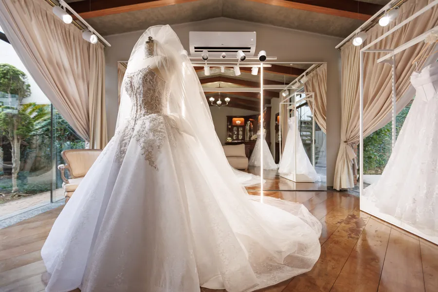A cauda de um vestido estendida na sala de provas.