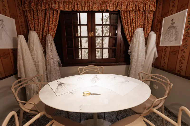 A sala de croquis, com a mesa de mármore.