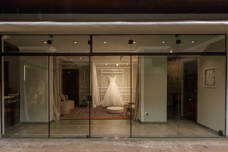 A vitrine da Casa ao entardecer.