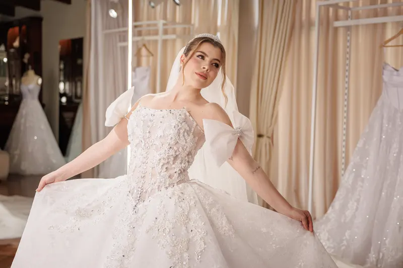 A saia do vestido em movimento.