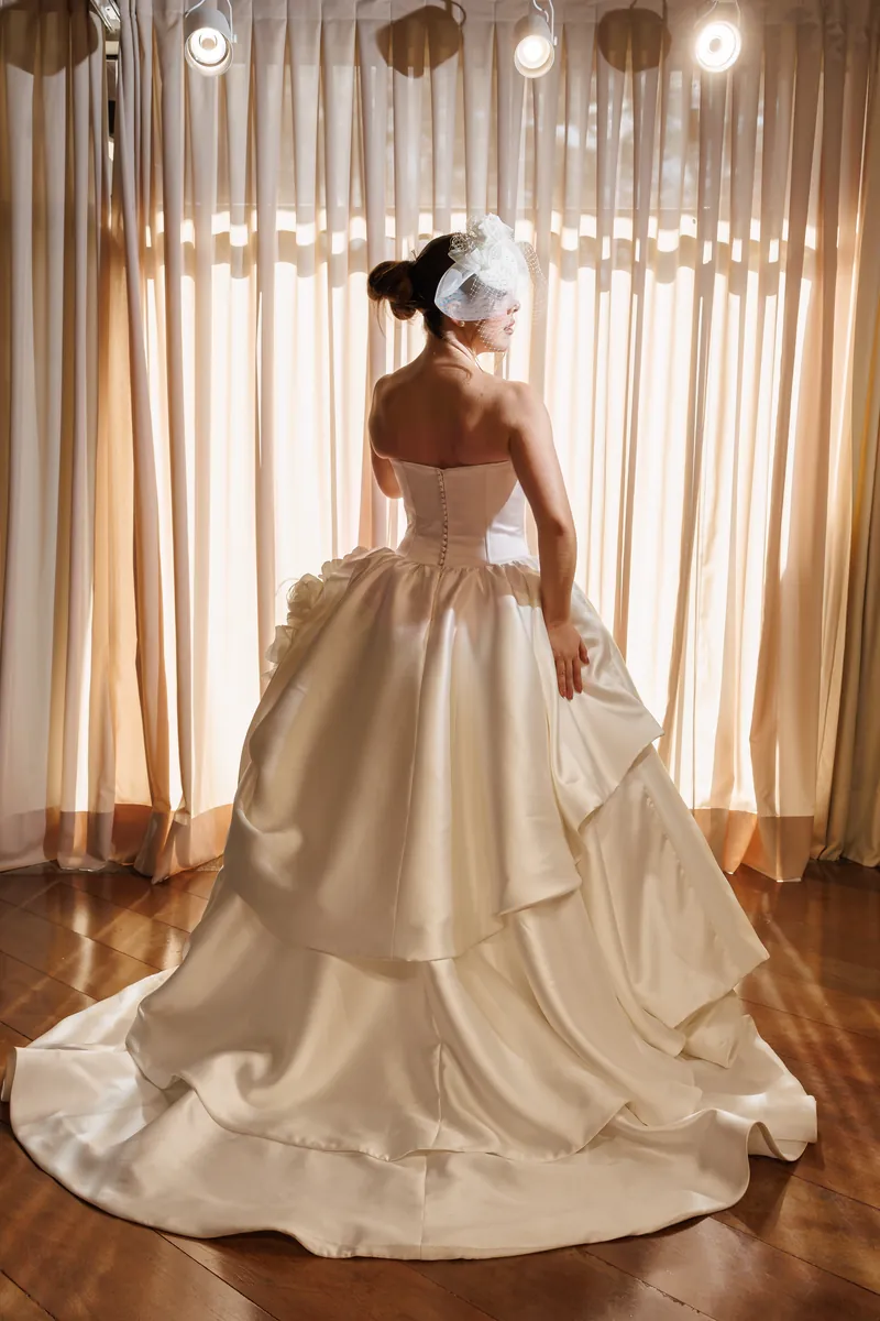 As costas do vestido e a cauda estendida.