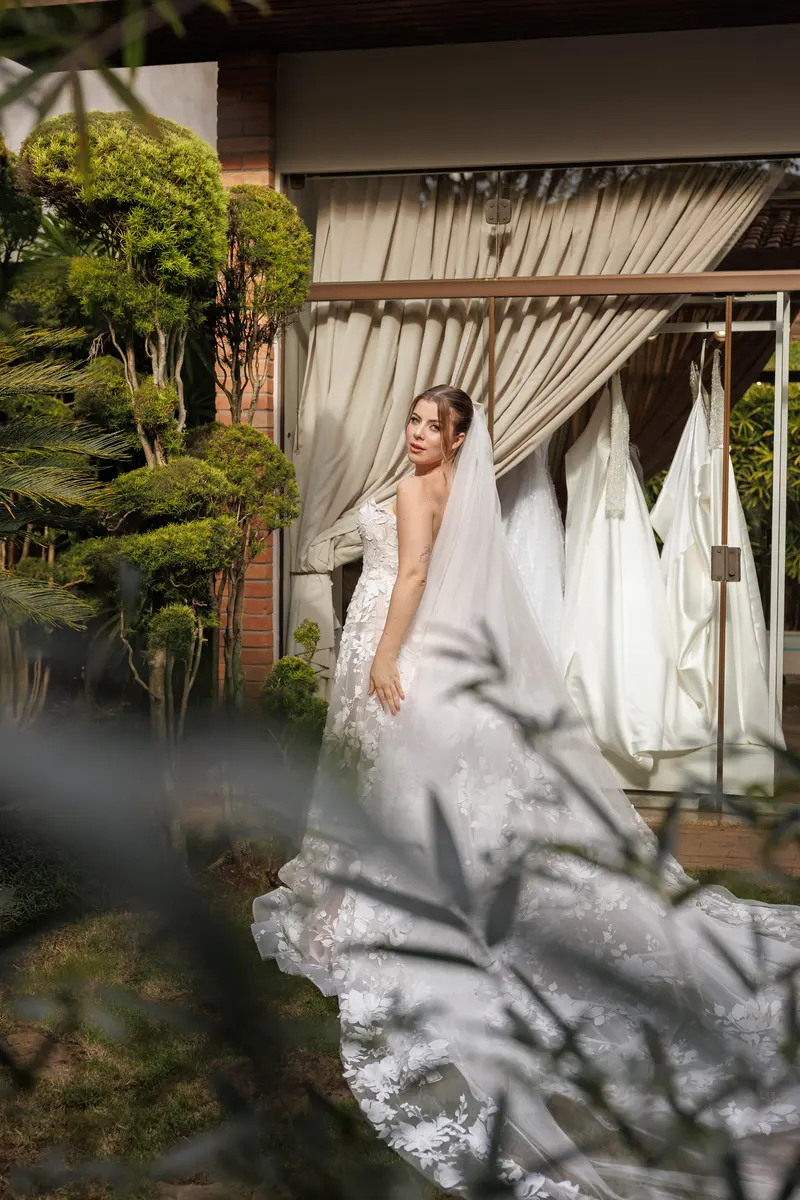 Vestido de renda orgânica no jardim.