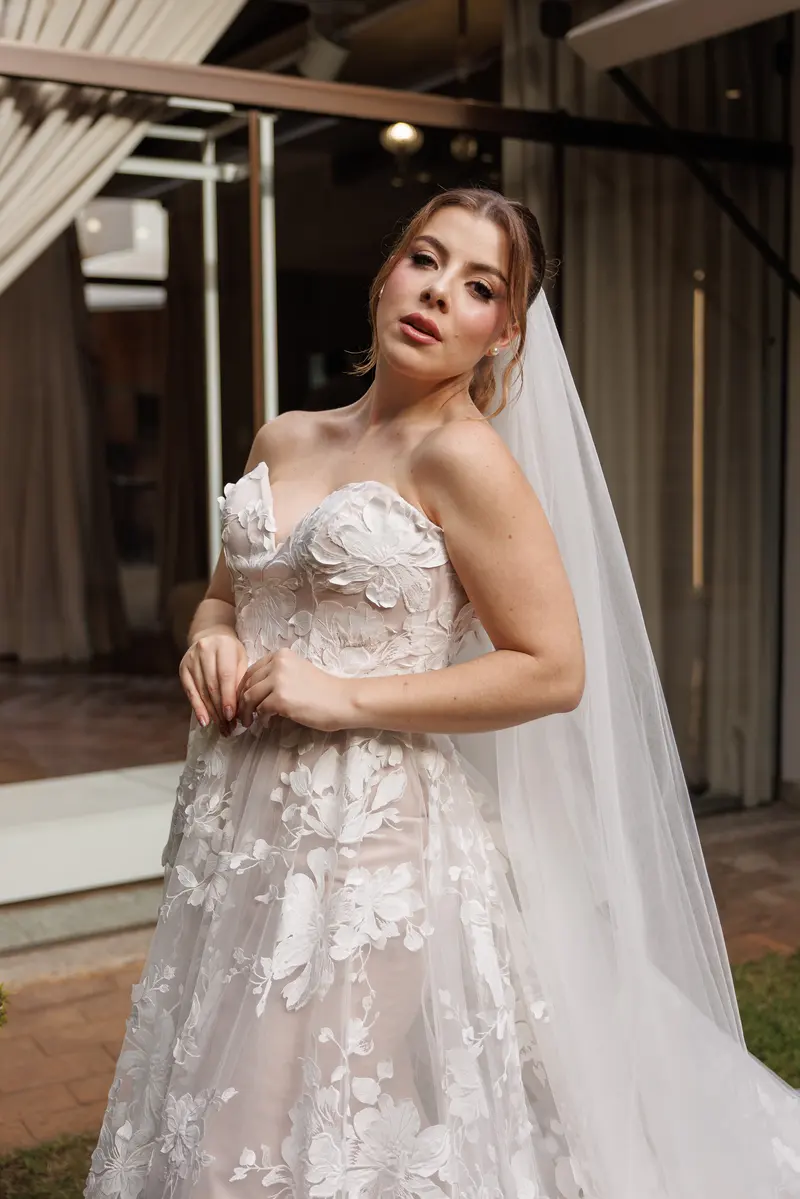 Retrato da noiva no jardim, com o véu.