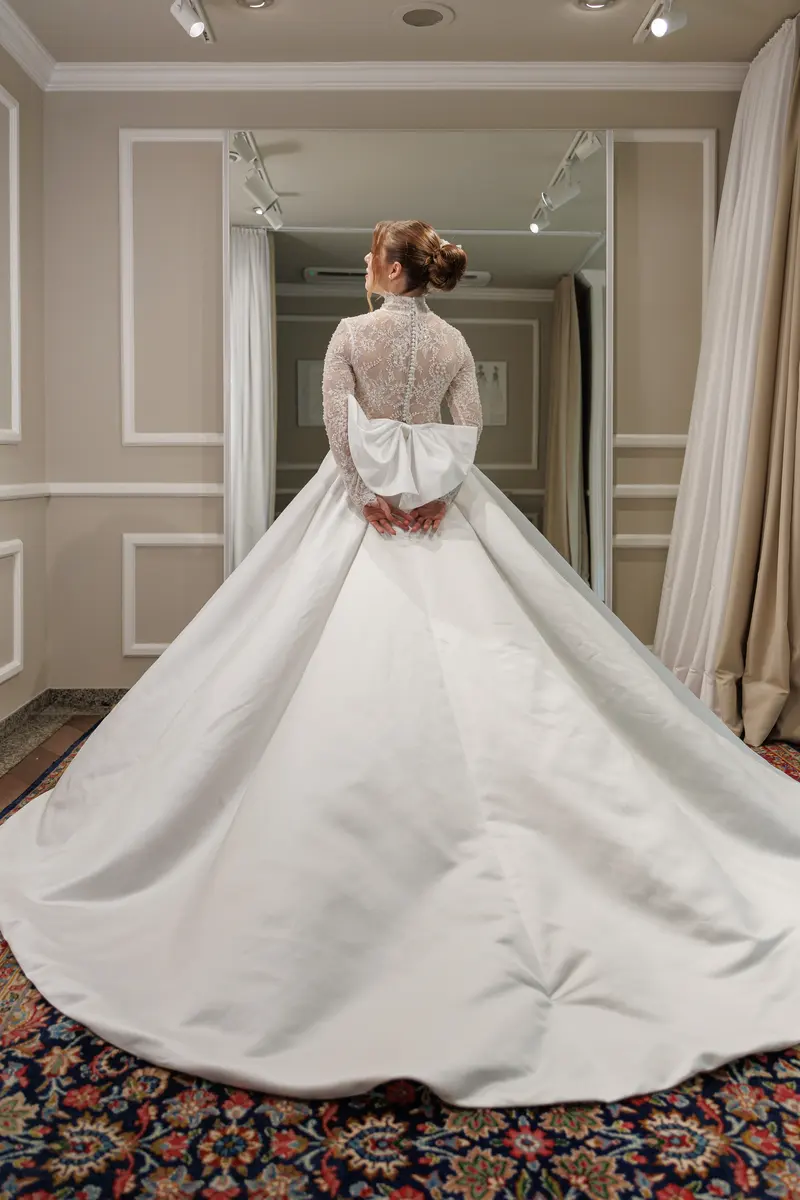 As costas do vestido e a cauda no provador.