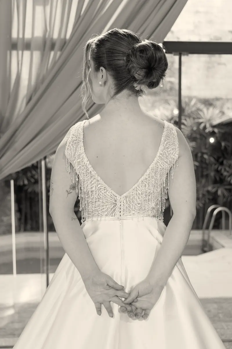 As costas do vestido de decote em V.