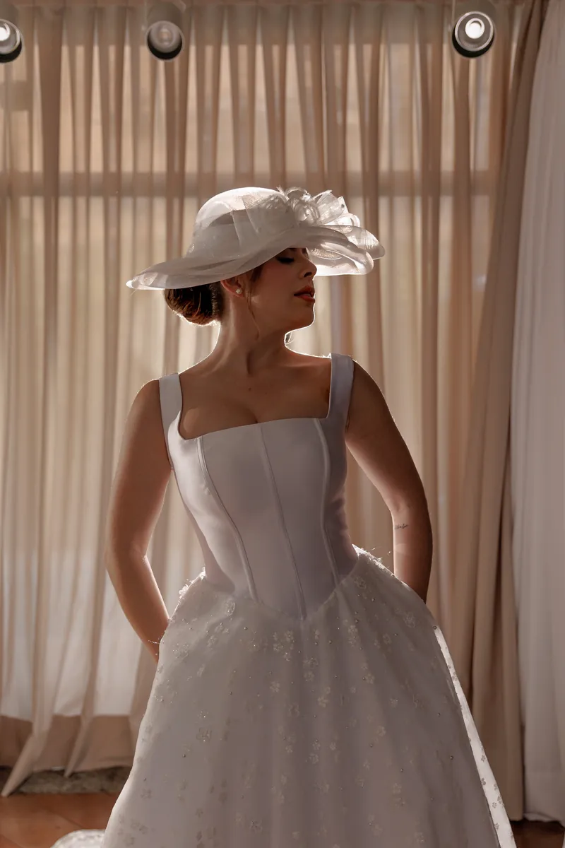Vestido romântico com chapéu e véu.