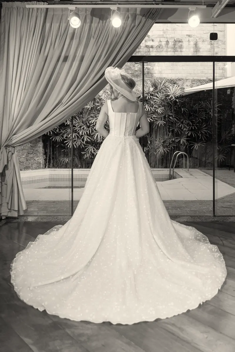 As costas do vestido, com o chapéu.